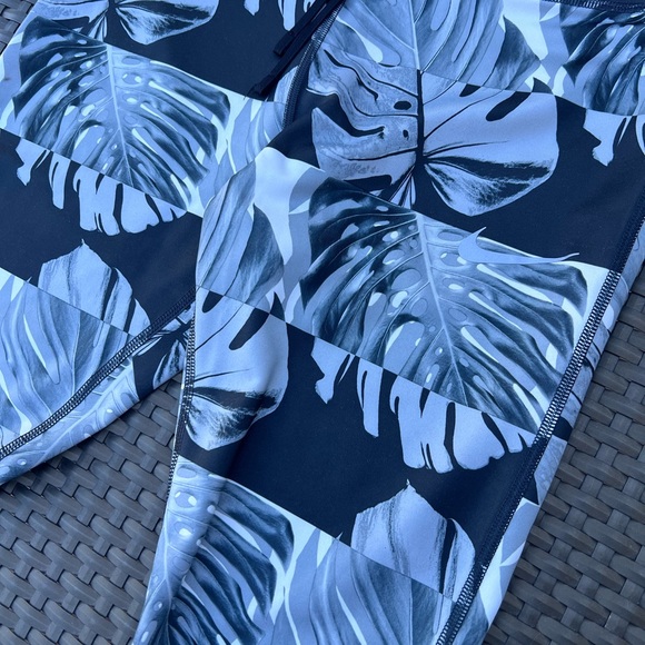 NIKE Leaf Print Leggings Yoga Pants Size Medium Like New - Picture 16 of 16